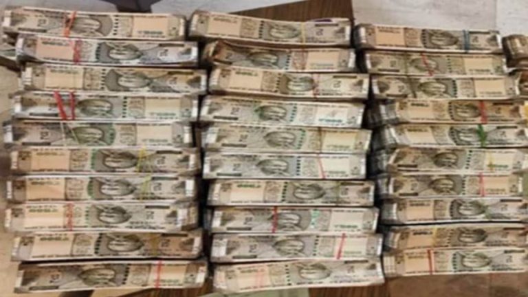 दिल्ली विधानसभा चुनाव के बीच भारी रकम बरामद, मिली नोटों की गड्डियाँ