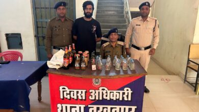 ड्राई डे में बेच रहे थे शराब, पुलिस ने किया अरेस्ट