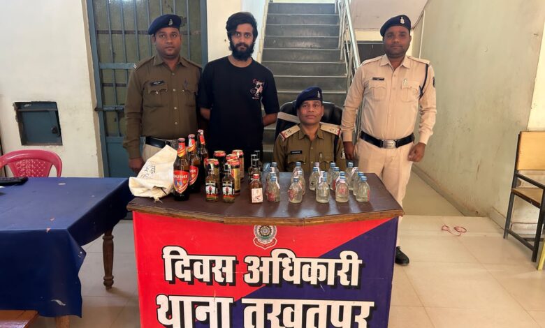 ड्राई डे में बेच रहे थे शराब, पुलिस ने किया अरेस्ट
