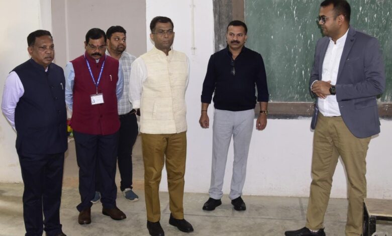  निर्वाचन आयुक्त अजय सिंह ने सरगुजा के स्ट्रांग रूम, मतगणना स्थल, मतदान केंद्रों का किया निरीक्षण