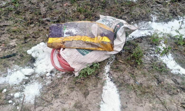 नक्सली काली वर्दी, आईईडी बनाने की सामग्री बरामद