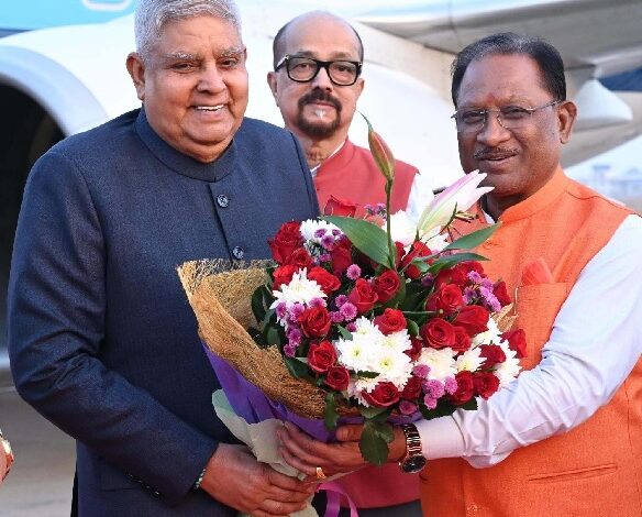 उपराष्ट्रपति जगदीप धनखड़ का रायपुर पहुँचने राज्यपाल और मुख्यमंत्री ने किया स्वागत