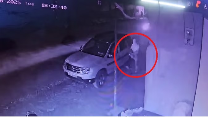 बिल्डर की कार में धमाका,अफरातफरी, नकाबपोश कैमरे में कैद