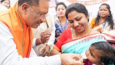 मुख्यमंत्री ने शिशुओं को कराया अन्नप्राशन मुख्यमंत्री ने शिशुओं को कराया अन्नप्राशन