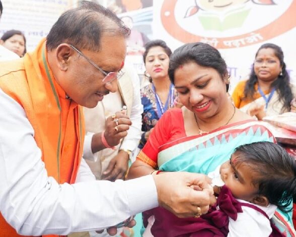 मुख्यमंत्री ने शिशुओं को कराया अन्नप्राशन