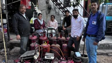 रसोई गैस सिलेंडर की अवैध रीफिलिंग, 22 घरेलू गैस सिलेंडर और 2 इलेक्ट्रॉनिक कांटे जब्त