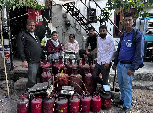 रसोई गैस सिलेंडर की अवैध रीफिलिंग, 22 घरेलू गैस सिलेंडर और 2 इलेक्ट्रॉनिक कांटे जब्त