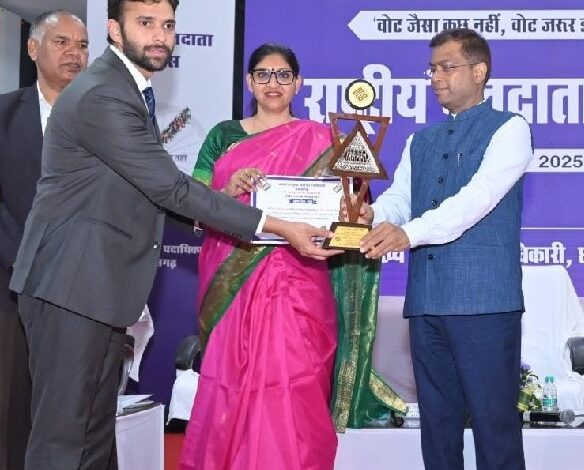 निर्वाचन कार्यों में उत्कृष्ट योगदान देने वाले अधिकारी-कर्मचारी हुए सम्मानित