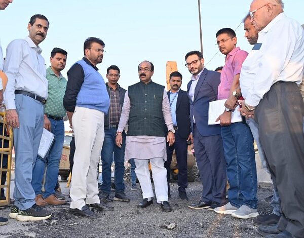 मोवा ओवरब्रिज की गुणवत्ताहीन मरम्मत पर बिफरे साव मोवा ओवरब्रिज की गुणवत्ताहीन मरम्मत पर बिफरे साव