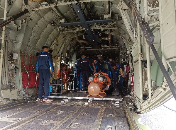 असम में फंसे खनिकों को बचाने के लिए भारतीय नौसेना की टीम डटी