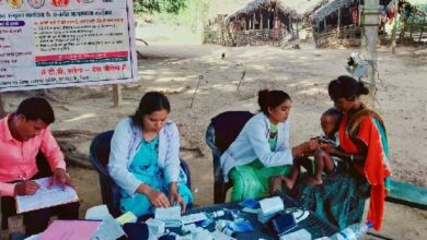 डेढ़ किमी पैदल चलकर अंदरूनी गांवों में पहुंची स्वास्थ्य विभाग की टीम, बच्चों, बुजुर्गों और महिलाओं किया स्वास्थ्य जाँच