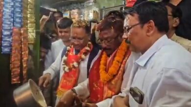 सीएम साय ने बीजेपी प्रत्याशी की दुकान में चाय बनाकर जनता को पिलाई सीएम साय ने बीजेपी प्रत्याशी की दुकान में चाय बनाकर जनता को पिलाई