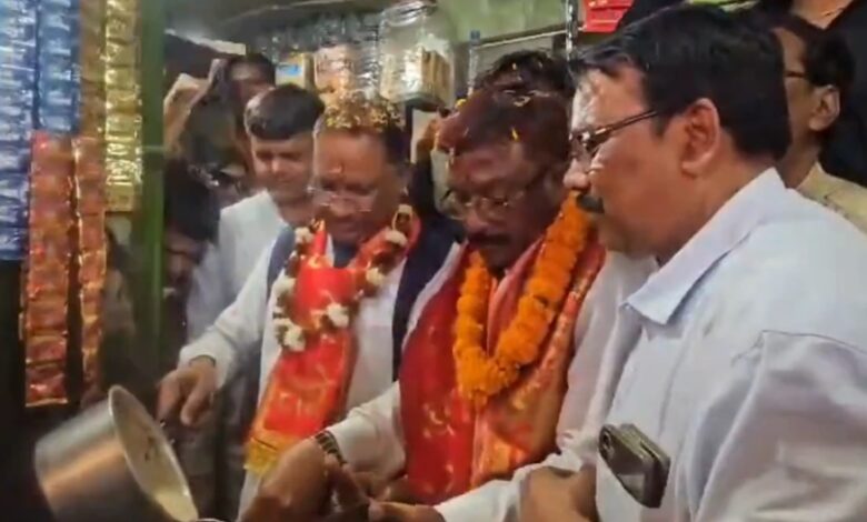 सीएम साय ने बीजेपी प्रत्याशी की दुकान में चाय बनाकर जनता को पिलाई