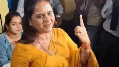 मेयर प्रत्याशी मीनल चौबे ने चंगोराभाठा में किया मतदान