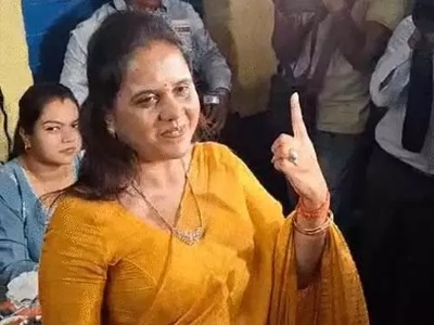 मेयर प्रत्याशी मीनल चौबे ने चंगोराभाठा में किया मतदान मेयर प्रत्याशी मीनल चौबे ने चंगोराभाठा में किया मतदान