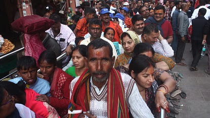 काशी विश्वनाथ मंदिर में उमड़ी भीड़, दो-दो लाइनों में भक्तों की कतार