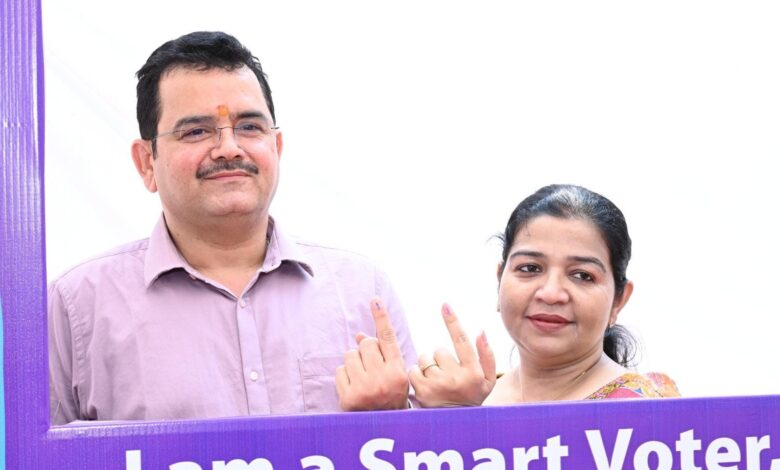 मुख्यमंत्री के सचिव पी. दयानंद ने किया अपने मताधिकार का प्रयोग