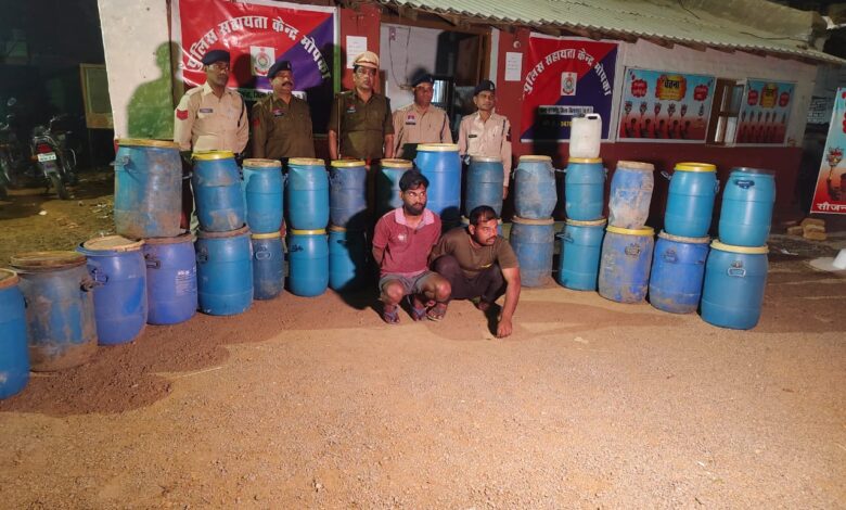 अवैध रूप से शराब बिक्री परिवहन करते दो आरोपी पुलिस के गिरफ्त में अवैध रूप से शराब बिक्री परिवहन करते दो आरोपी पुलिस के गिरफ्त में