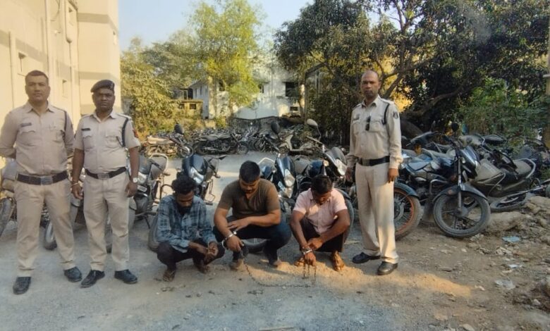 मोटर सायकल चोरी करने वाले शातिर गिरफ्तार मोटर सायकल चोरी करने वाले शातिर गिरफ्तार