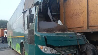 रायपुर से प्रयागराज जा रही श्रद्धालुओं से भरी बस ट्रेलर से टकराई, एक मौत