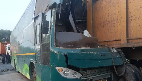 रायपुर से प्रयागराज जा रही श्रद्धालुओं से भरी बस ट्रेलर से टकराई, एक मौत रायपुर से प्रयागराज जा रही श्रद्धालुओं से भरी बस ट्रेलर से टकराई, एक मौत