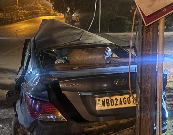 रफ्तार का कहर : दो नवजवानों की गई जान, कार अनियंत्रित होकर खंभे टकराई