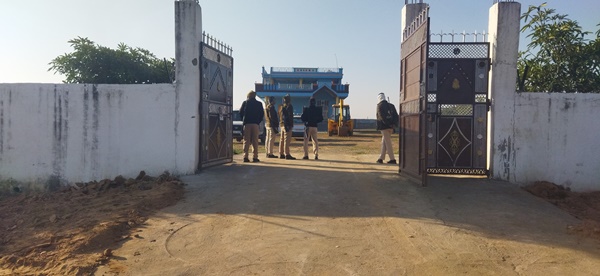 गजब : रोजगार सहायक के पास करोड़ों की संपत्ति, घर में कीमती सामान मिला