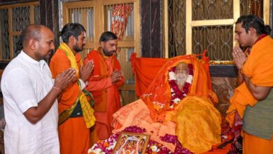 श्रीराम मंदिर के मुख्य पुजारी रहे आचार्य सत्येन्द्र दास को ढोल नगाड़े के साथ अंतिम विदाई