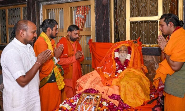 श्रीराम मंदिर के मुख्य पुजारी रहे आचार्य सत्येन्द्र दास को ढोल नगाड़े के साथ अंतिम विदाई