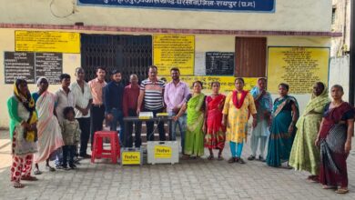 रायपुर के वार्डों के मतदान केंद्रों में ईव्हीएम मशीनों का प्रदर्शन, मतदाताओं ने जाना मतदान का तरीका