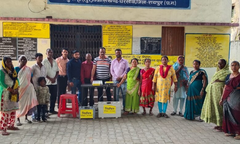 रायपुर के वार्डों के मतदान केंद्रों में ईव्हीएम मशीनों का प्रदर्शन, मतदाताओं ने जाना मतदान का तरीका