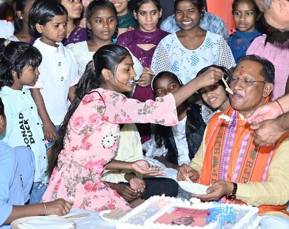 नन्ही मुस्कानों के संग मुख्यमंत्री साय ने मनाया अपना जन्मदिन, बालिका गृह के लिए 10 लाख रुपए की घोषणा