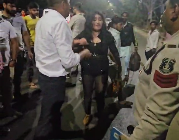 आधी रात को रशियन युवती ने जमकर मचाया हंगामा, जानें क्या है मामला आधी रात को रशियन युवती ने जमकर मचाया हंगामा, जानें क्या है मामला