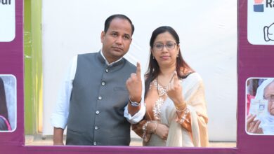 कलेक्टर डॉ. गौरव सिंह ने मतदान केंद्र पहुंचकर किया मतदान कलेक्टर डॉ. गौरव सिंह ने मतदान केंद्र पहुंचकर किया मतदान