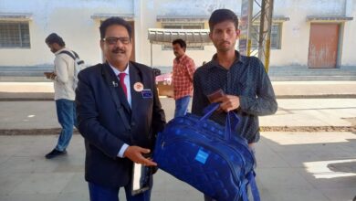 रेलवे ने यात्री के ट्रेन में छूटे हुए बैग, पर्स एवं मोबाइल यात्रियों को किया वापस रेलवे ने यात्री के ट्रेन में छूटे हुए बैग, पर्स एवं मोबाइल यात्रियों को किया वापस