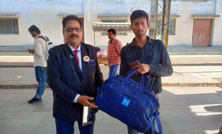 रेलवे ने यात्री के ट्रेन में छूटे हुए बैग, पर्स एवं मोबाइल यात्रियों को किया वापस