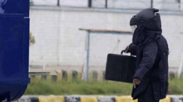 स्कूल को बम को उड़ाने की धमकी, इलाके में मचा हड़कंप स्कूल को बम को उड़ाने की धमकी, इलाके में मचा हड़कंप