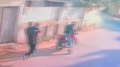 मां के आँख में मिर्ची झोंक कर बच्चे का किया किडनैप