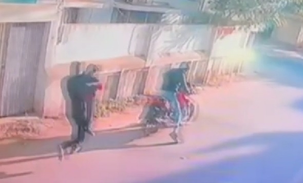 मां के आँख में मिर्ची झोंक कर बच्चे का किया किडनैप