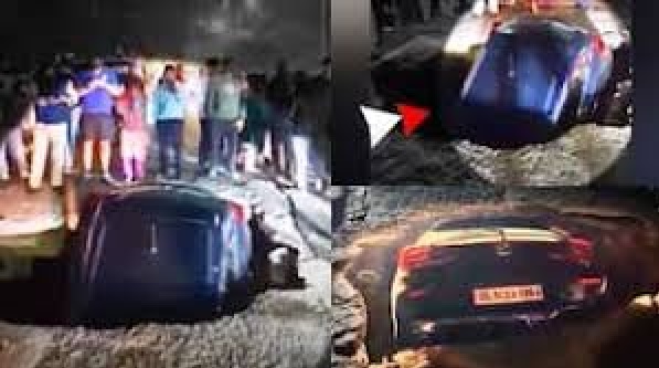 दिल्ली में कार गड्डे में समाई, सर्विस लेन का हिस्सा गिरा