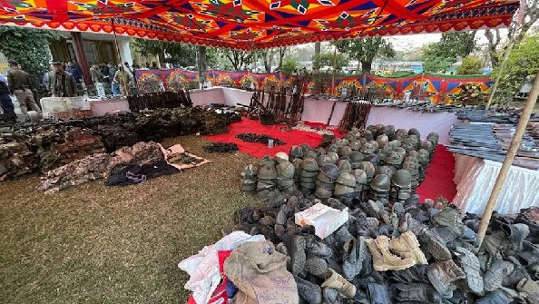 मणिपुर में लूटा हुआ सामान सरेंडर, 246 हथियार भी शामिल