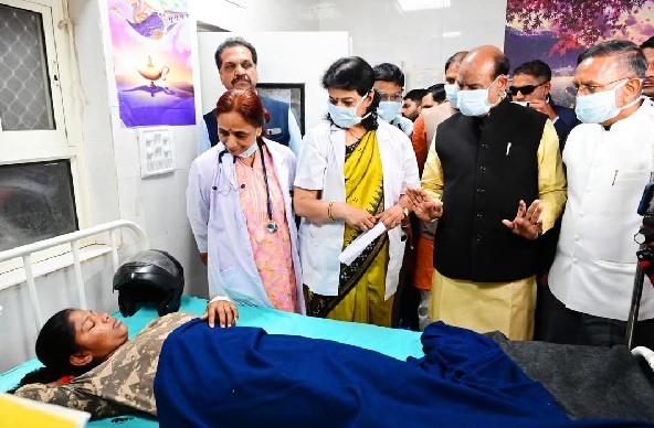 गैस रिसाव से प्रभावित बच्चों का लोकसभा अध्यक्ष ओम बिरला ने जाना हाल