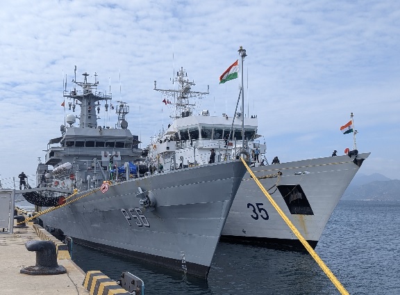 भारतीय नौसेना का पहला प्रशिक्षण स्क्वाड्रन वियतनाम के कैम रान्ह खाड़ी में पहुंचा