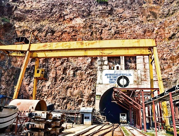 तेलंगाना में सुरंग के भीतर से फंसे लोगों को निकालने का काम जारी