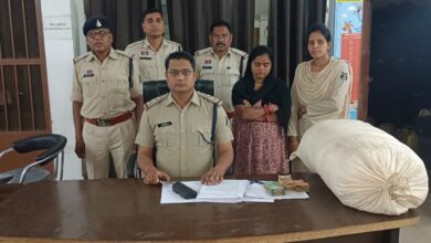पुलिस ने महिला गांजा तस्कर को पकड़ा