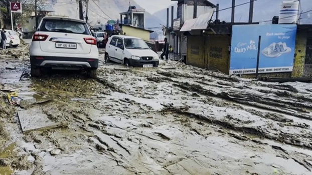 भारी बारिश और हिमपात के कारण भूस्खलन, जनजीवन अस्त-व्यस्त भारी बारिश और हिमपात के कारण भूस्खलन, जनजीवन अस्त-व्यस्त