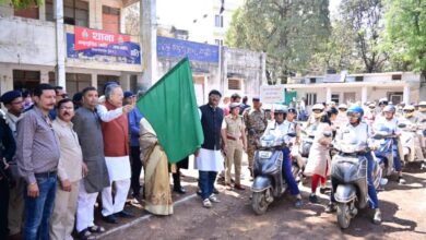 महिला पुलिस कर्मियों की हेलमेट रैली को डॉ. रमन ने दिखाई हरी झंडी