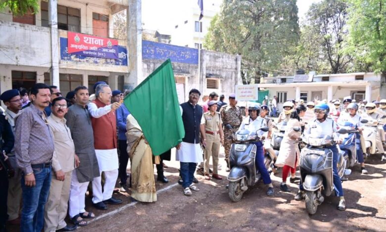 महिला पुलिस कर्मियों की हेलमेट रैली को डॉ. रमन ने दिखाई हरी झंडी महिला पुलिस कर्मियों की हेलमेट रैली को डॉ. रमन ने दिखाई हरी झंडी