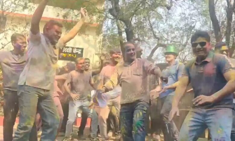 पुलिस ने मनाया होली का जश्न, कलेक्टर-एसपी ने जमकर किया डांस