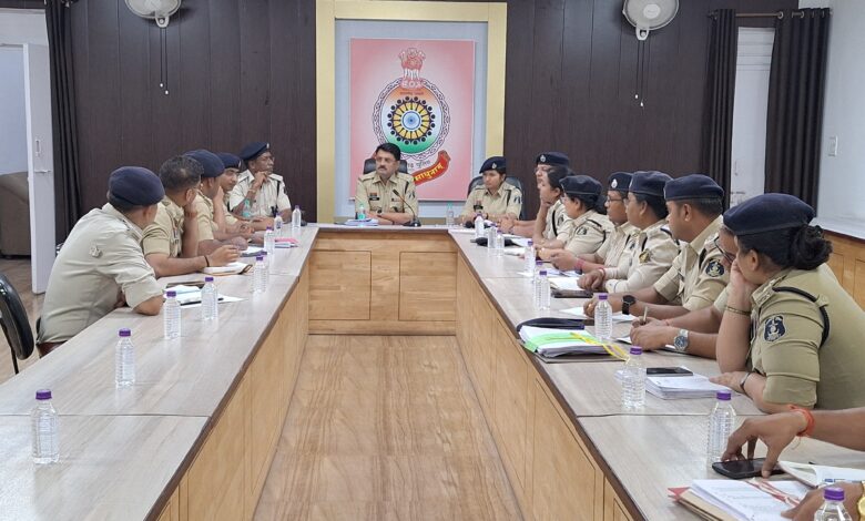 होली और वीवीआईपी प्रवास के पूर्व एसपी ने अधिकारियों की ली मीटिंग होली और वीवीआईपी प्रवास के पूर्व एसपी ने अधिकारियों की ली मीटिंग